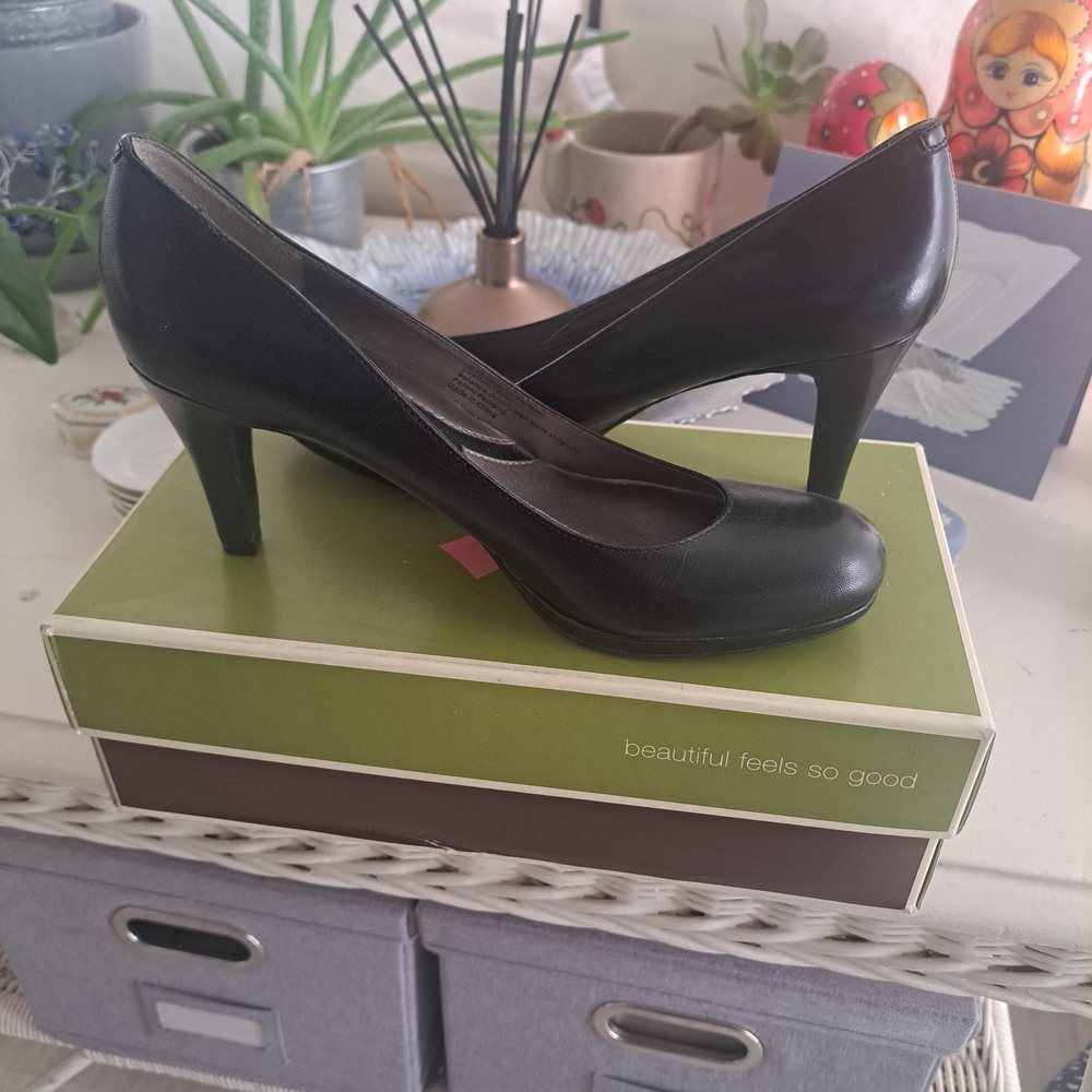 Naturalizer Women's Black Pumps - Picture 5 of 5